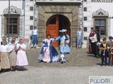 Hrabata z rodu Podstatských (Y. Dvořáková, J. Chvostek) vítají "poddané" (Foto z roku 2007).