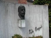 Bývalá busta P. Bezruče před Základní školou v Jistebníku.